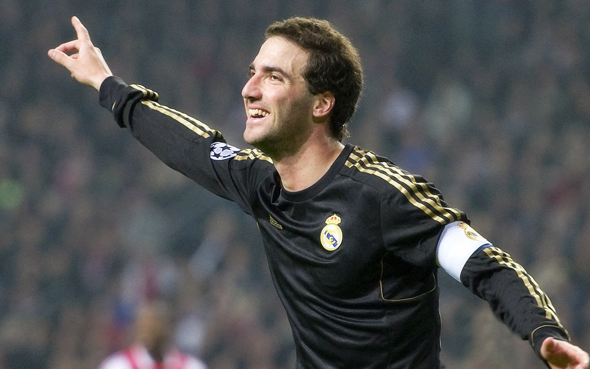 伊朗鏖战克罗地亚,绿茵场上的坚韧与F1赛道上的狂飙