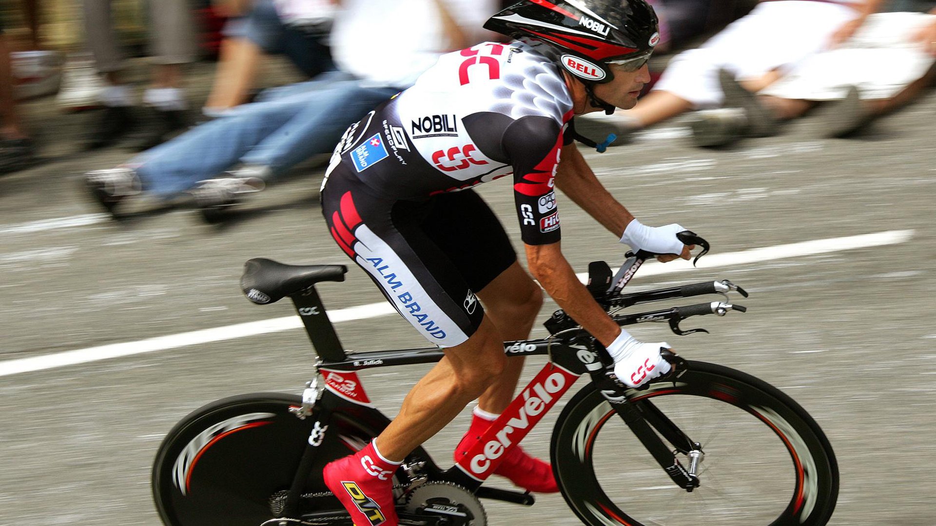 公牛完胜深圳队,布克成为关键先生